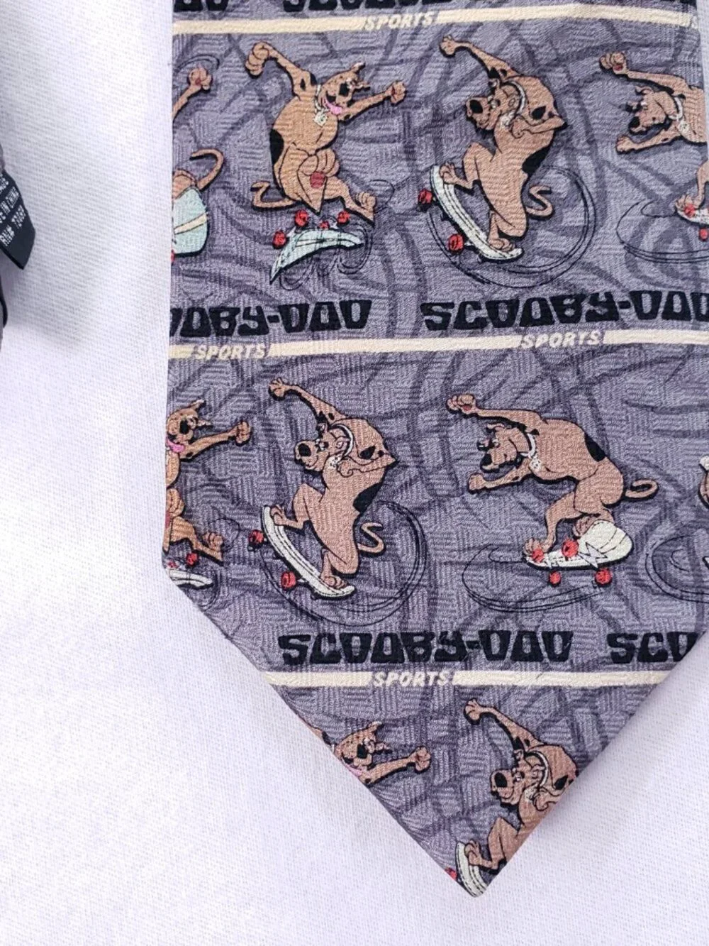 Scooby-Doo Skateboarding Mens Classic Cartoon 100% Silk Tie Fun Gray Funny
